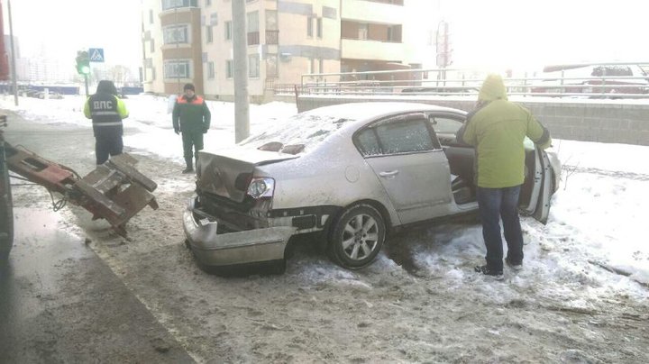 В Минске с мусоровоза упал манипулятор, повреждены 5 машин‍