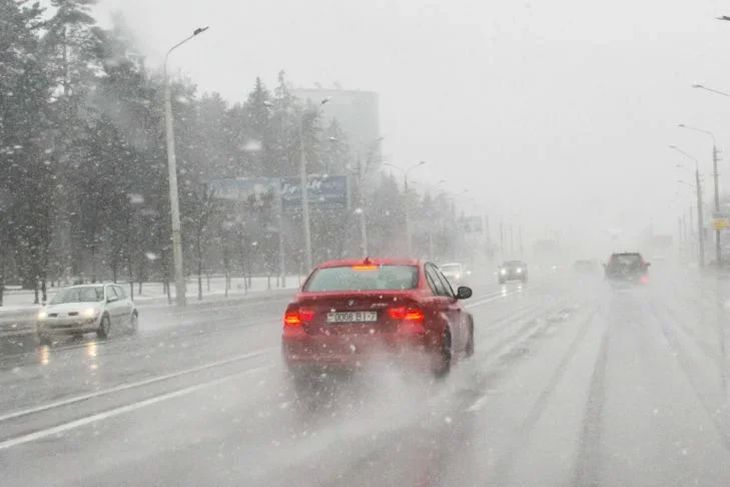 ГАИ рассказала водителям, как вести себя во время гололеда 