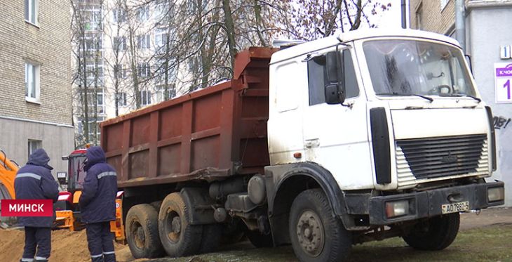 В Минске в огромную яму провалился грузовик: вытаскивали краном