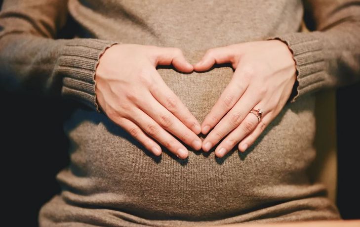 беременная женщина, руки на животе