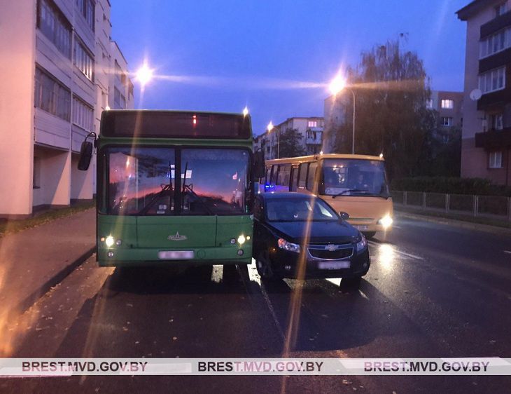 В Бресте легковушка врезалась в автобус. Пострадала девочка