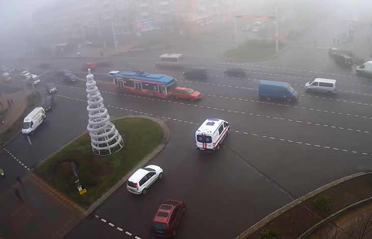 В Бресте троллейбус врезался в легковушку на перекрестке. Авария попала на видео