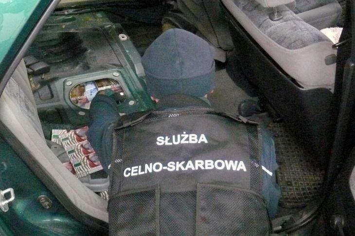 «Под бампер, в пол и даже в топливный бак»: белорус основательно набил легковушку сигаретами 