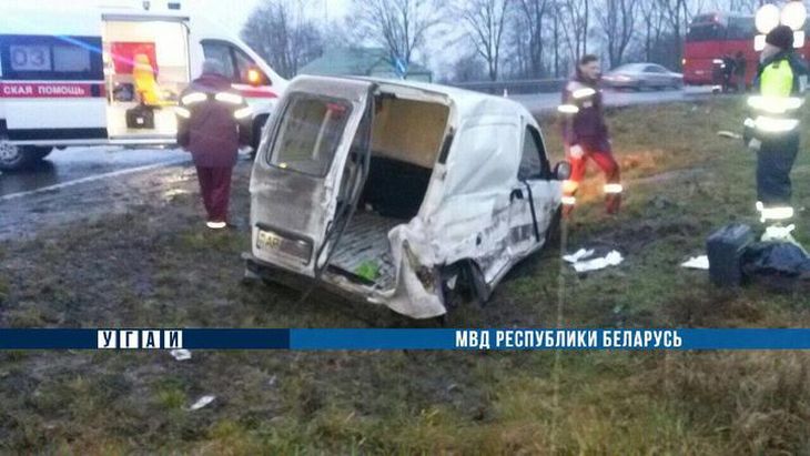 В Слуцком районе Citroen столкнулся с автобусом, который вез детей на новогодний праздник