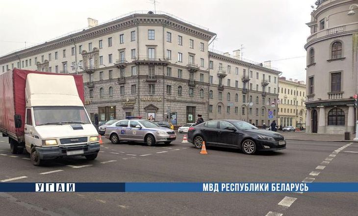 В центре Минска сбили девушку, которая переходила дорогу на зеленый