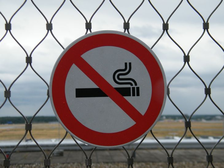 Белорусы попросили запретить курение у подъездов и на балконах: минздрав отказал