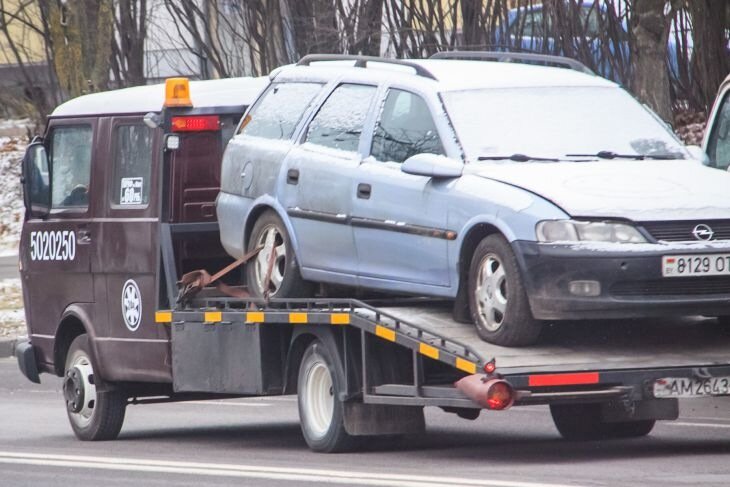 Как эвакуатор погружает автомобили