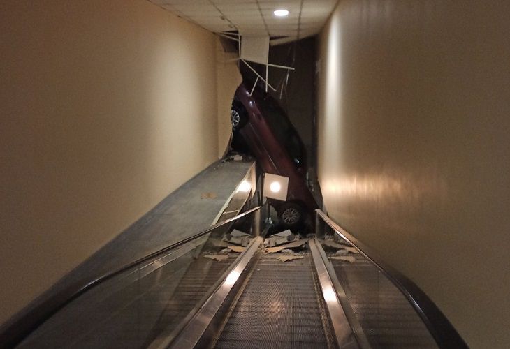 Подробности ДТП в «Арена-Сити» с падением авто на эскалатор: за рулем была 19-летняя бесправница