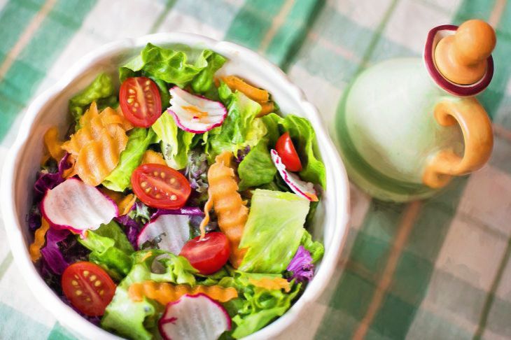 10 простых и быстрых салатов на каждый день - пошаговые рецепты