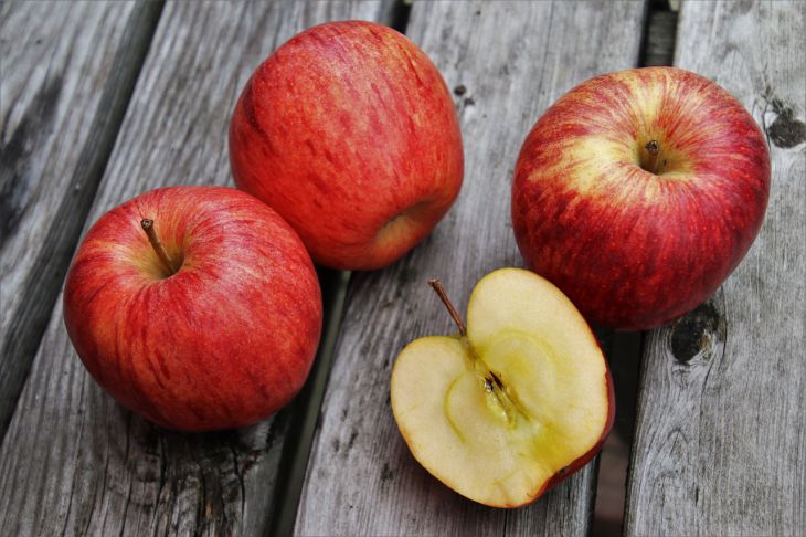 Косточки из яблок смертельно опасны, предупреждают врачи