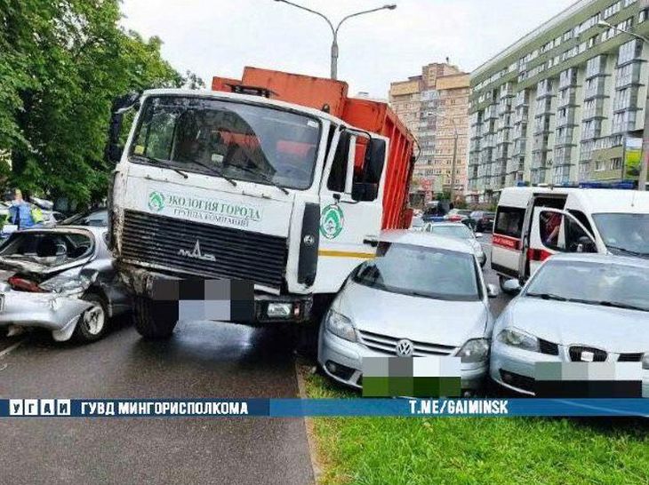 В Минске мусоровоз угробил несколько припаркованных автомобилей