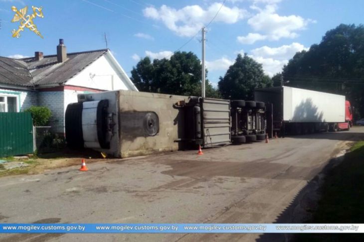 Водитель опрокинул фуру с яблоками, скрываясь от белорусской таможни