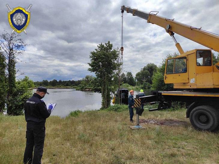 Под Брестом из водоема извлекли автомобиль с телом молодого мужчины