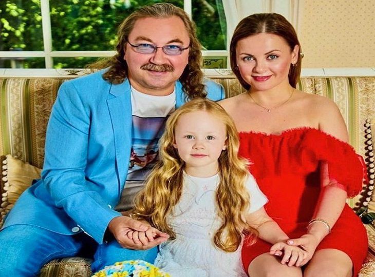 Юрий николаенко родители и сестра фото