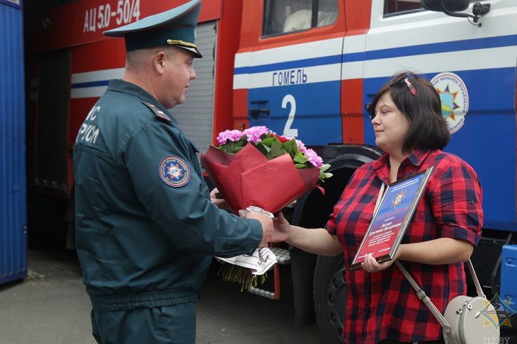 В Гомеле наградили женщину, спасшую на пожаре двух малышей