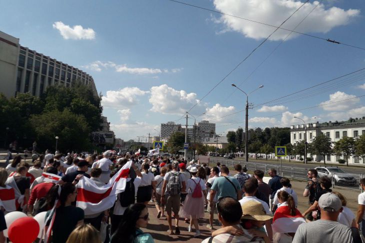 Военные оцепили музей войны в Минске, куда направляются протестующие