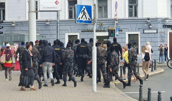 Протестующие в Гродно забросали милицию камнями