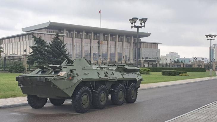 Смотрите, что сегодня происходит в Минске возле Дворца Независимости