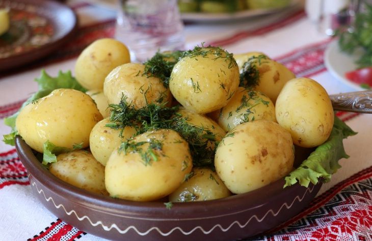 Картошка с сыром и помидорами в духовке