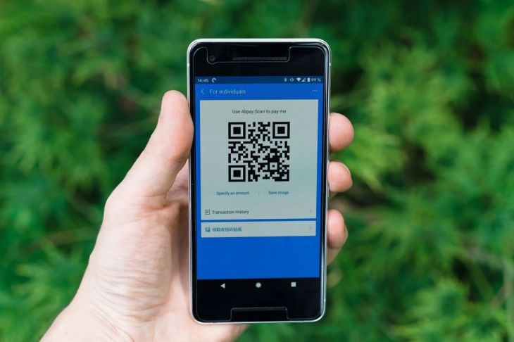 Эксперты рассказали, как можно лишиться денег после сканирования QR-кода