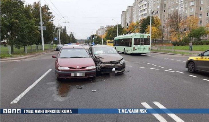 В Минске «Рено» и «Фольксваген» не поделили дорогу: пострадала женщина