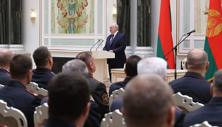 «Будем действовать. В плен никого не берем». Лукашенко предупредил протестующих