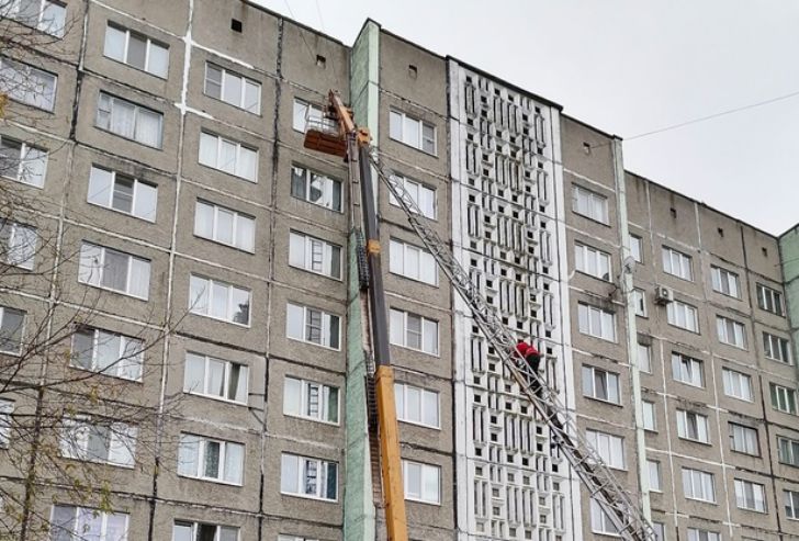 В Речице рабочие застряли на 27-метровой высоте: на помощь пришли спасатели