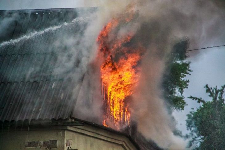 Четверо детей сгорели заживо в доме, пока мать ходила в гости к подруге 