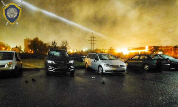 В Гродно мужчина после прочтения новостей пошел к РОВД и разбил 5 авто 