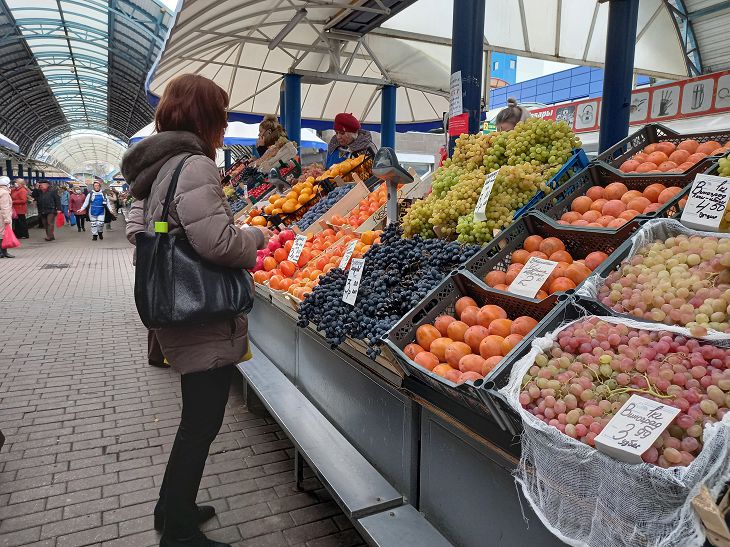 Фейхоа, свити, хурма. Что можно купить на Комаровке в середине ноября