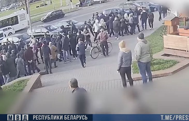 В Лиде мужчина пытался «отбить» у милиции блокировщика дорог и стал фигурантом уголовного дела