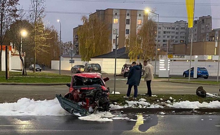 Всмятку. В Бресте BMW протаранил дорожное ограждение