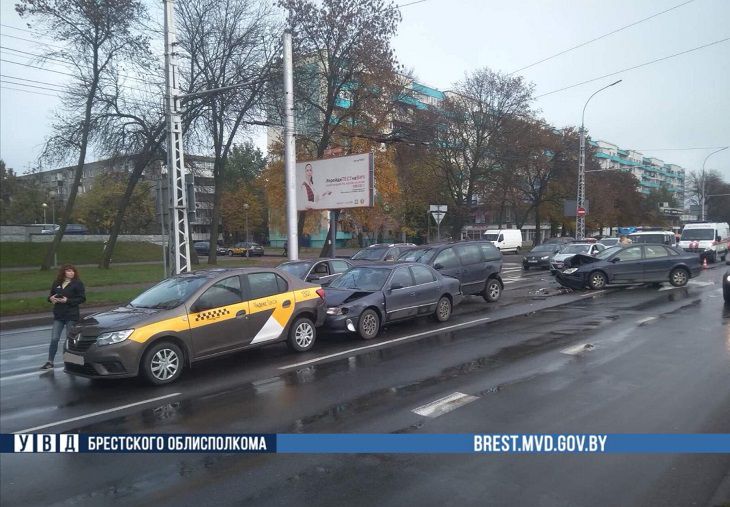 В Бресте пьяный водитель собрал «паровозик» из пяти авто