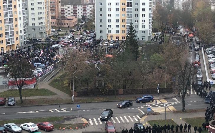 В Минске силовики окружили протестующих: начались задержания на площади Перемен