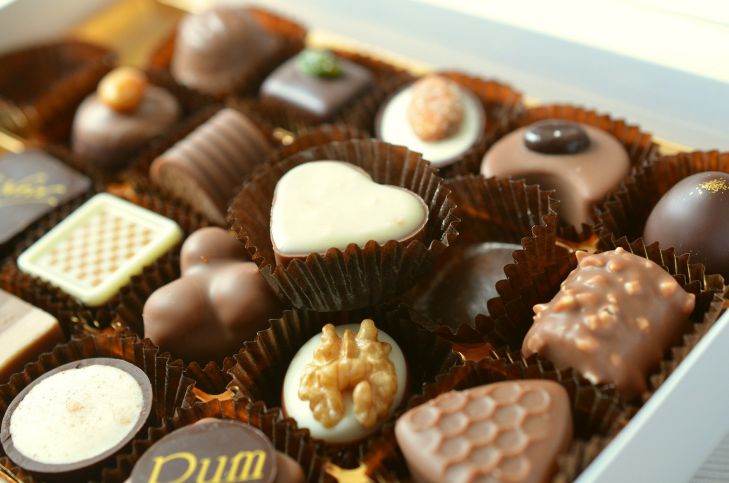 Диетологи рассказали, влияет ли шоколад на появление прыщей 