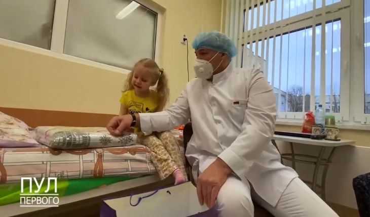 Лукашенко в медицинском халате вручил детям подарки