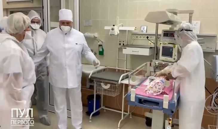 Лукашенко пришел к новорожденным в роддоме: кадры