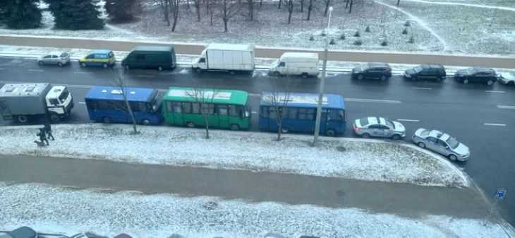 В Минске силовики со спецтехникой патрулируют микрорайоны, в центре – все тихо и спокойно