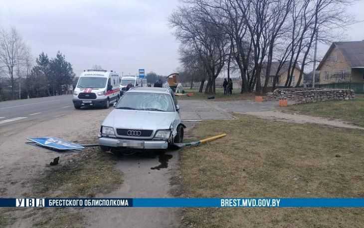 Под Брестом Audi влетела в остановку — несколько человек увезли в больницу