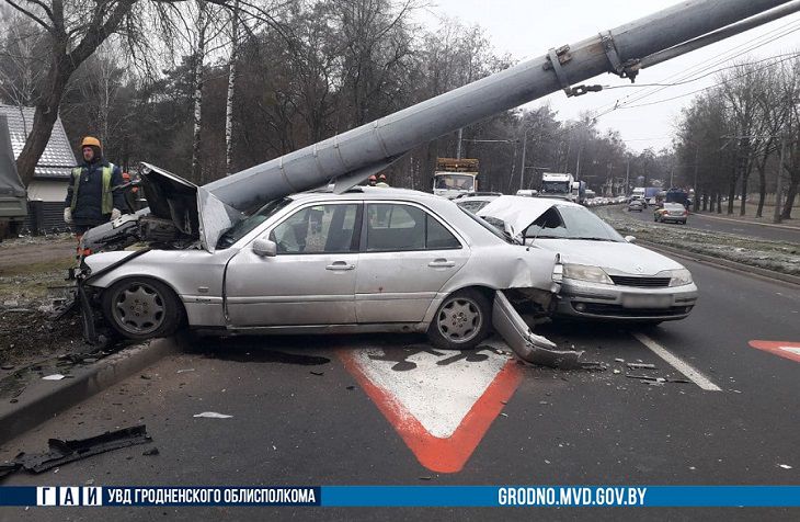 В Гродно женщина на Mercedes снесла осветительную опору, та упала на крышу авто – кадры