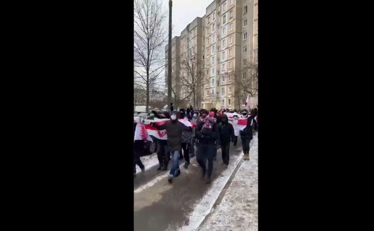 Жители Минска вышли на прогулку с БЧБ-флагами: провожают год Крысы