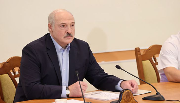 Лукашенко поручил медикам «удержаться по коронавирусным койкам» и не расширяться