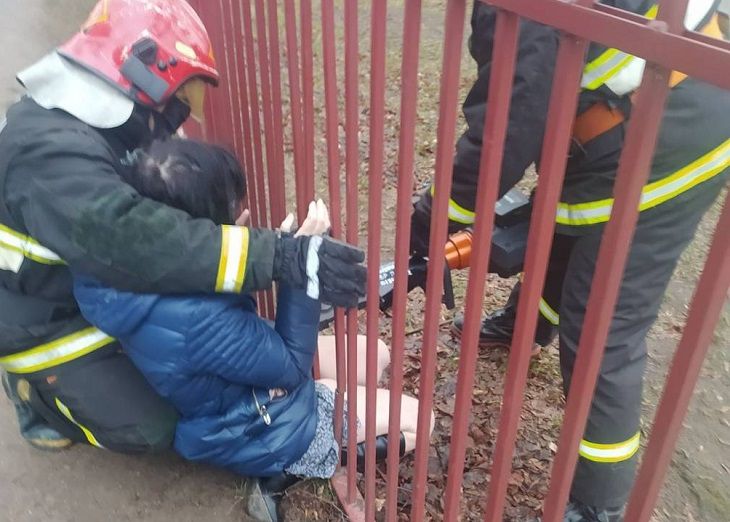 В Гродно женщина застряла в школьном заборе: вызывали МЧС