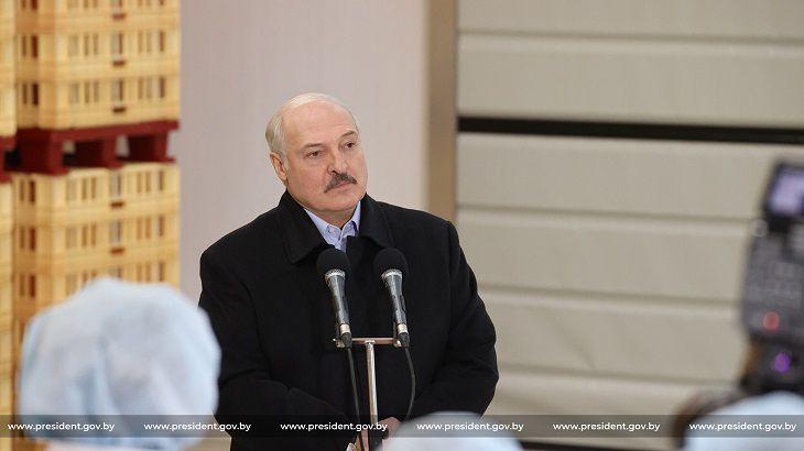 Лукашенко заявил, что его настораживает «драка вакцин»