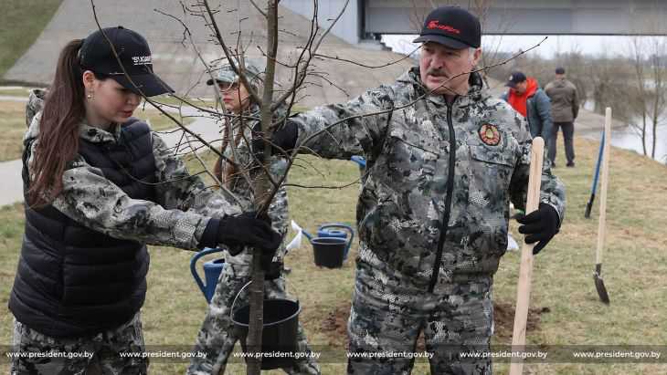 Лукашенко дал совет: Нормально питаться надо. Сколько раз говорил: свое надо есть, из нашей земли, а не какое-то заморское