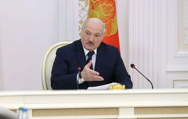 Лукашенко: нам пытаются сейчас все больше подсунуть экономических проблем