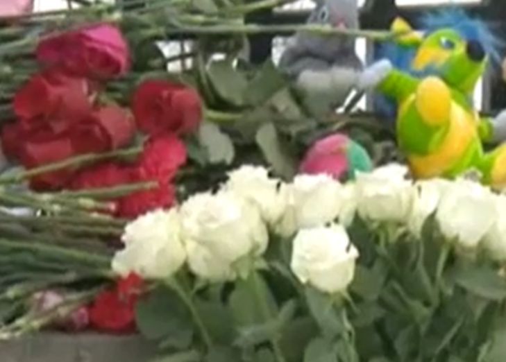 Белорусы несут цветы к посольству России в Минске в память о погибших в Казани