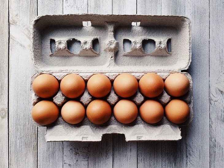 Можно ли кидать яйца в уже кипящую воду: о чем спорят хозяйки