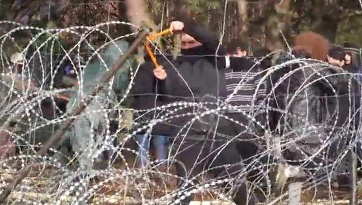Палки, бревна, камни. Мигранты пошли на штурм границы с Польшей: что там происходит сейчас