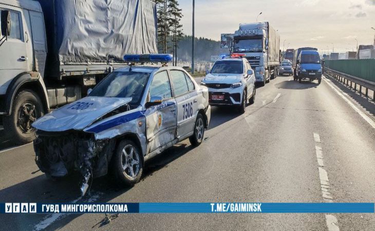 Автомобиль ГАИ попал под грузовик на МКАД